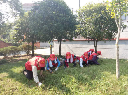 石璜组织团员青年参与环境卫生整治