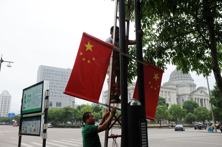 随着国庆节临近,东阳市区人民路道路两侧悬挂起了崭新的五星红旗.