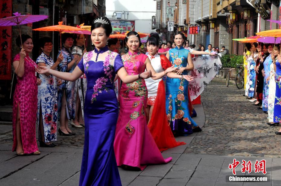 两岸旗袍爱好者古街走秀