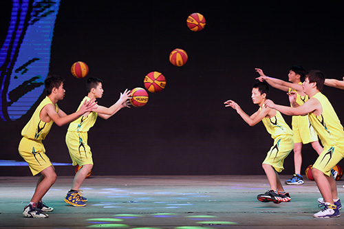 图为:花式篮球表演技巧高超.