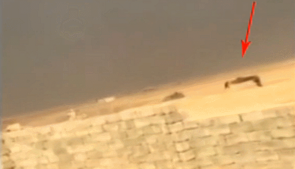 实拍:战机导弹击中极端组织疑似装满爆炸物的车辆