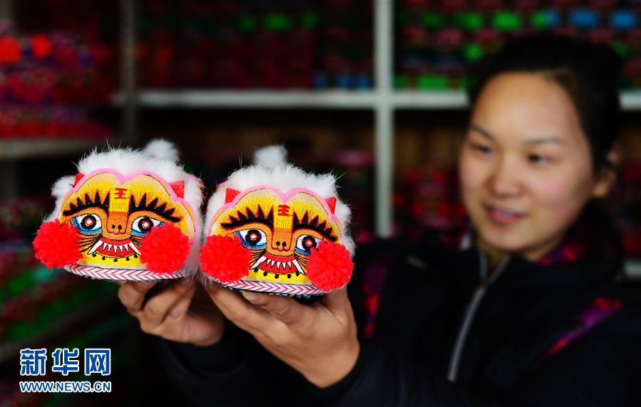 巧手绣得“虎头鞋”