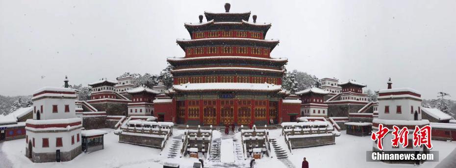 �ӱ��е½���ѩ