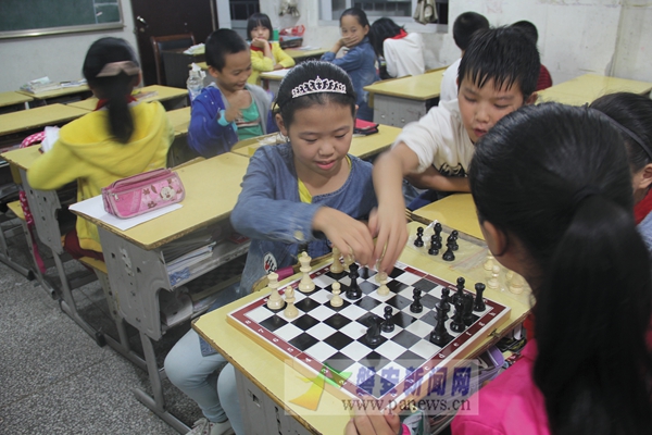 深泽小学学生在下棋