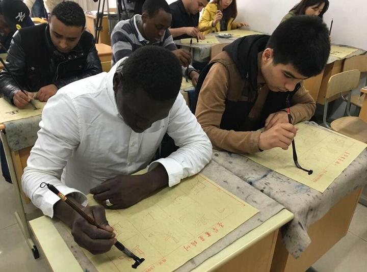 学剪纸 写汉字 留学生圈刮起"最炫中国风"