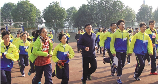 近日,百官中学举行2016阳光体育冬季长跑启动仪式.