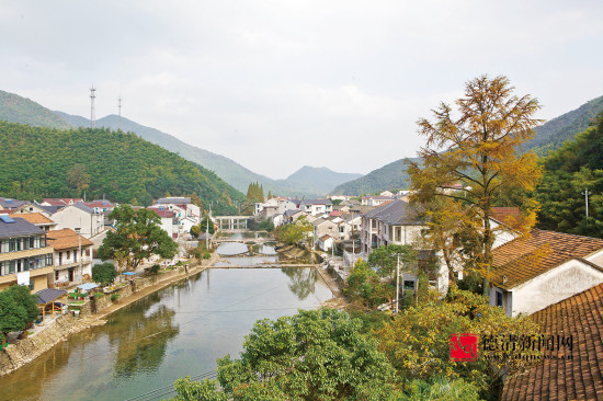 初冬的东沈村,盘溪静静地向东流淌,两岸鸡犬之声相闻,红叶飘零如