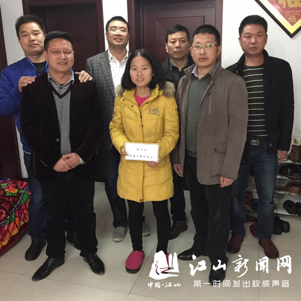 南通市衢州商会负责人看望患尿毒症女孩
