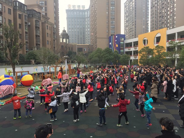 濮院镇中心幼儿园大班组举行冬季户外亲子运动