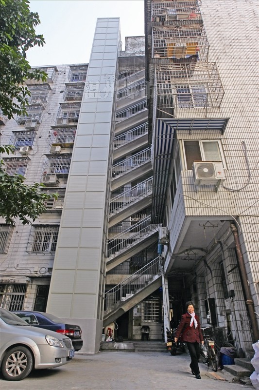 温州老小区杨柳公寓业主过三关 盼了8年,加装电梯终运行
