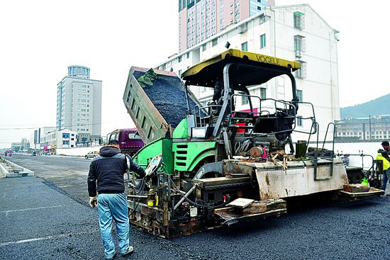 六横:养路工人元旦忙修路