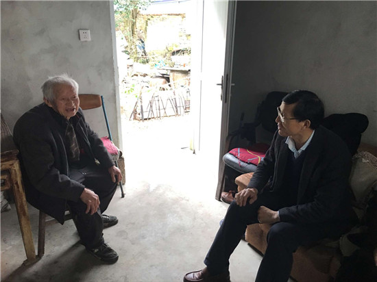 区领导慰问困难党员等群体