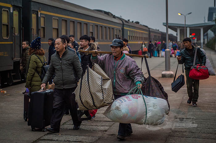 在湖州打工的高书浩和老乡正在赶火车,他说老板只给发了回家的路费.