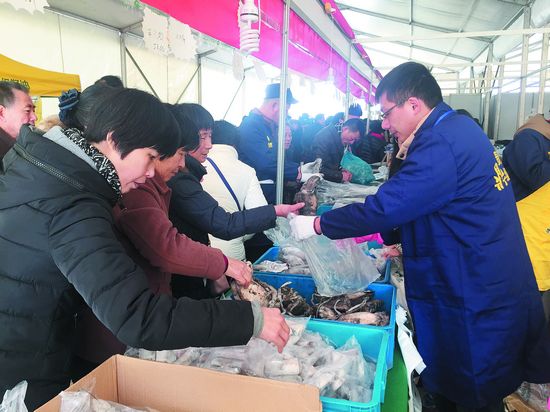 “菜篮子”年货供应会昨开市
