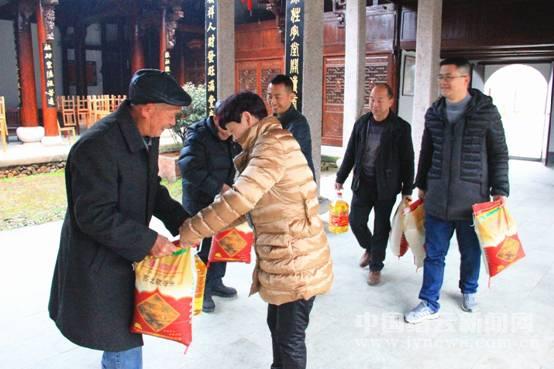 新春慰问送油米 结对帮扶暖人心