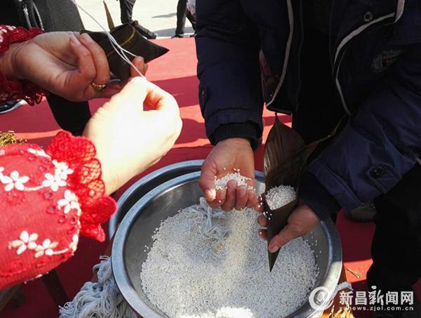 包粽子,过年啦