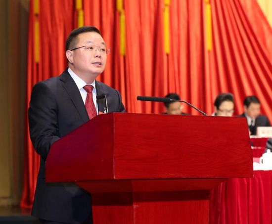 代区长潘晓辉作《政府工作报告.