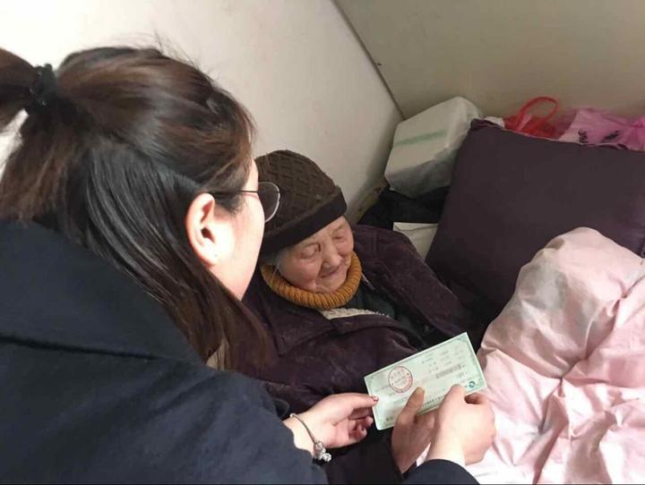 针对腿脚不便的老人，浦阳支行工作人员上门服务为其送去拆迁款　　2