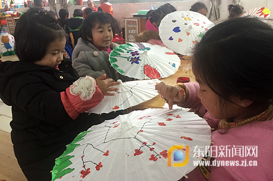 单良小学:纸伞绘画,装扮校园