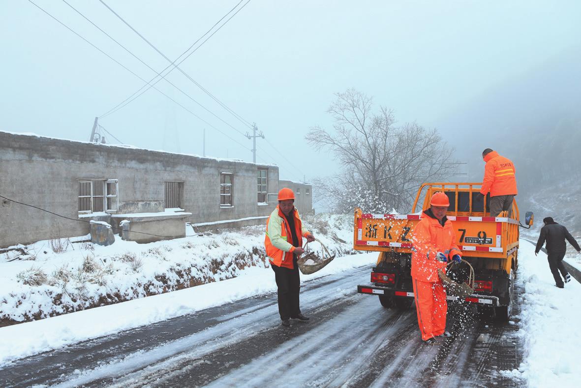 县交通局组织人员对下雪路面采取撒盐化雪措施以确保交通畅通无阻