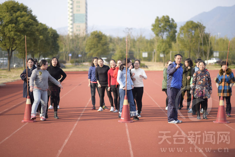 天台职业中专"三八节"趣味运球比赛