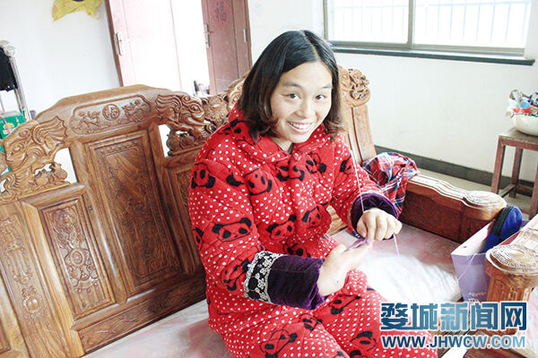 "最美人物"潘小兰:身残志坚 笑对人生图片