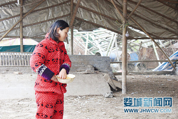 "最美人物"潘小兰:身残志坚 笑对人生图片