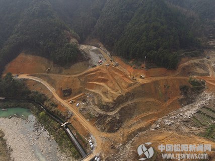 我县黄南水库淹没区公路改建工程现场正在加紧工作