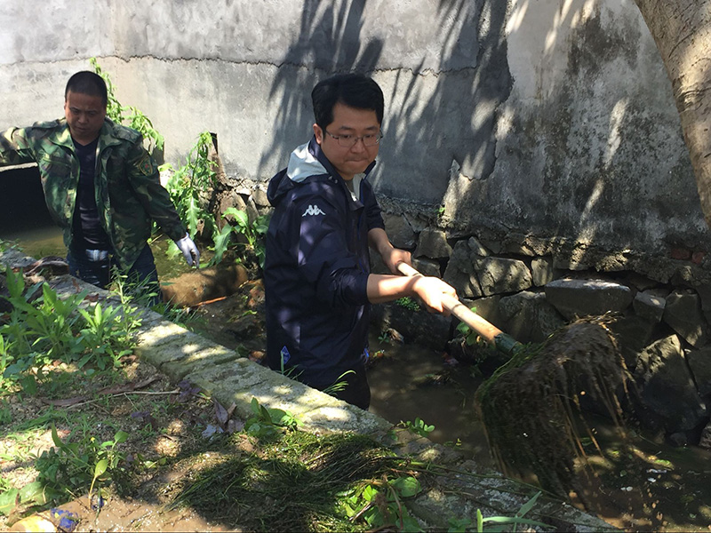 市委副书记,政法委书记杨建根清理淤泥