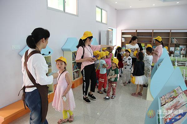 幼儿园小朋友参观体验县图书馆 感受阅读氛围