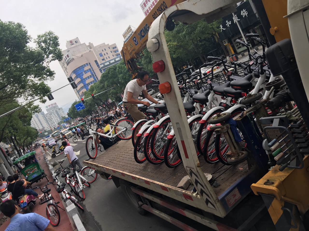 市区半夜空降600辆共享单车 未经审批被暂扣