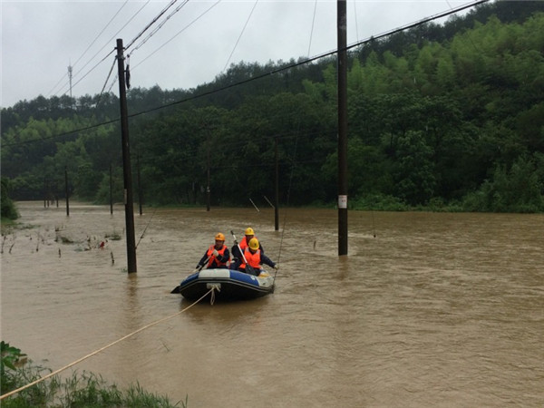 龙游县供电公司筑牢电力防汛安全网