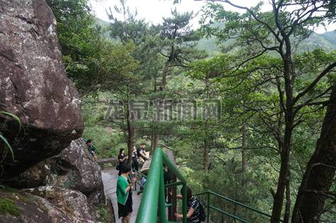 凤阳山景区旅游度假的各地游客接踵而至