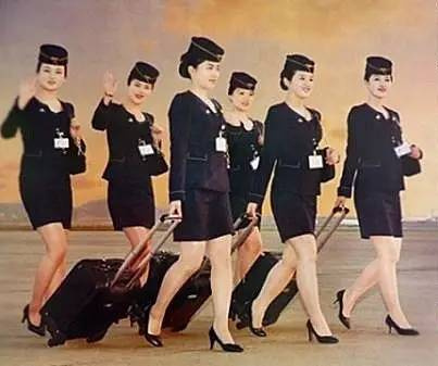 难得一见的朝鲜空姐照:丝袜高跟短裙一个不少