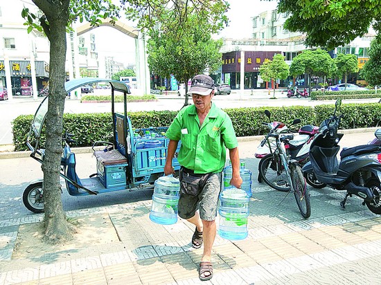 【东港延中送水工】与汗为伴送甘泉