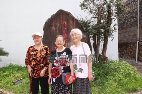 中共龙泉首任县委书记兼县长曹景垣的夫人及女儿来龙