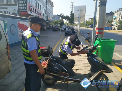 宣传小贴纸劝导文明停车(图)