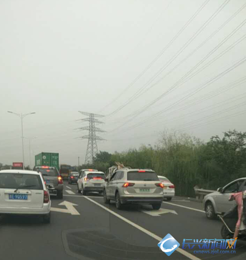 泗安往长兴新318国道路段两货车相撞(图)