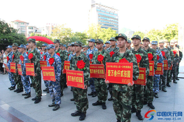 欢送新兵奔赴军营