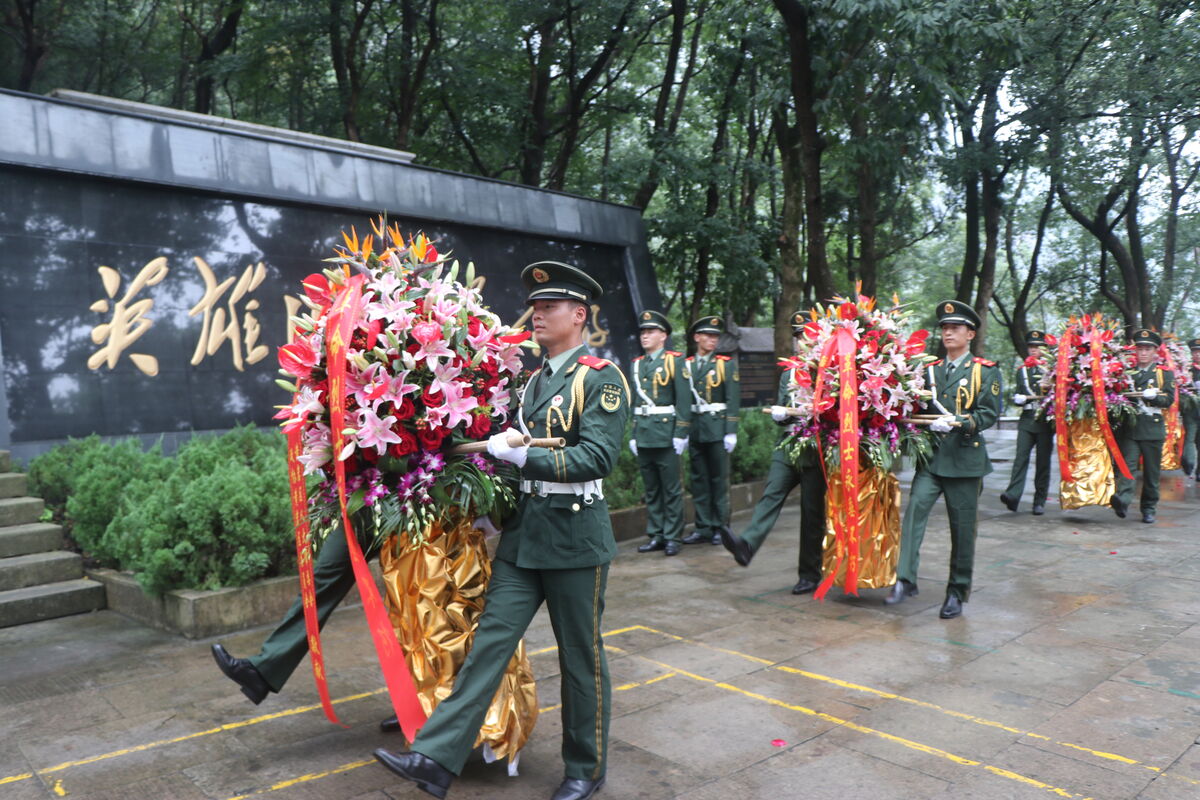 我区举行向革命烈士敬献花篮活动