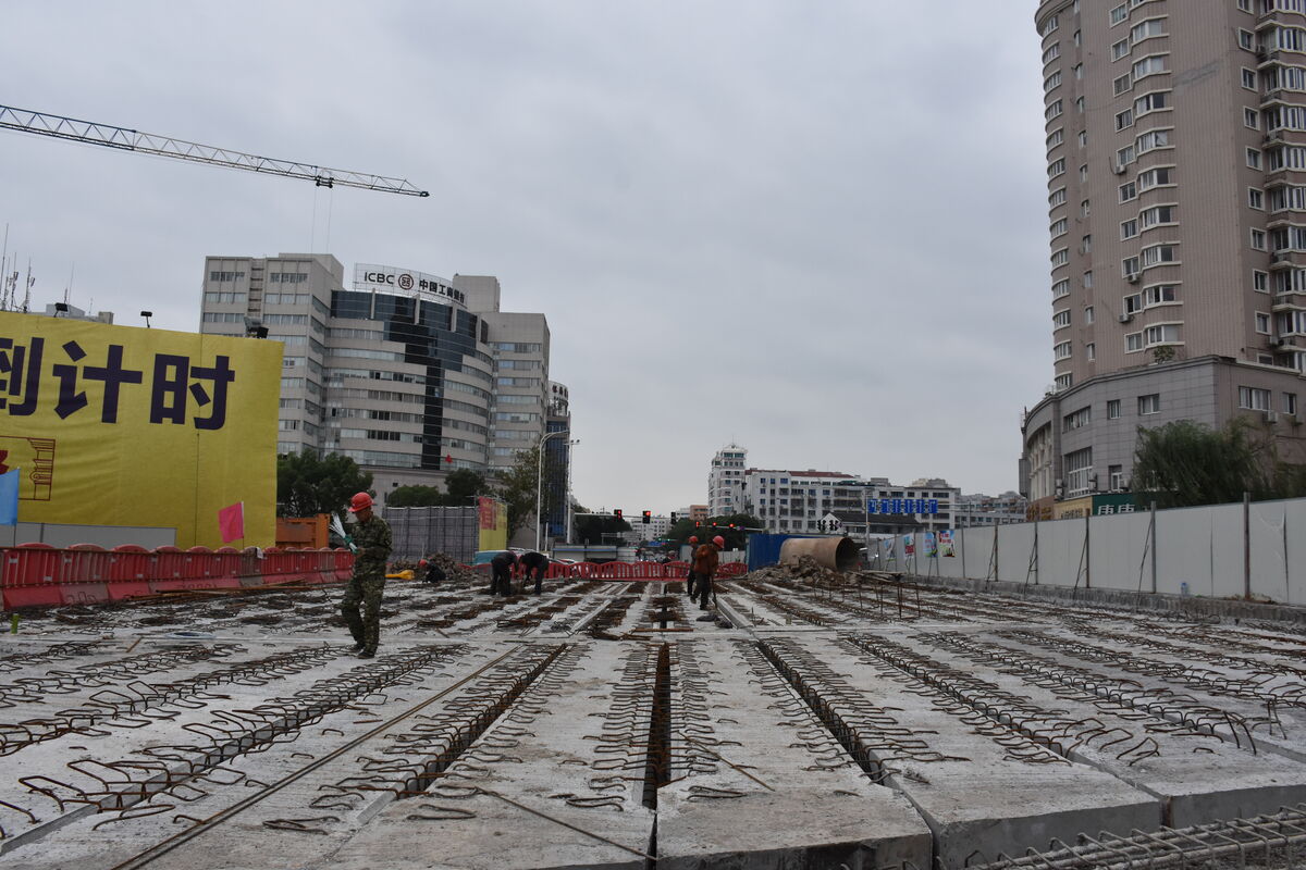 主城区市政在建工程 优化施工方式 确保安全高