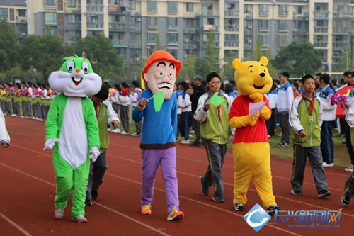 实验中学校园运动会开幕 光头强都来了