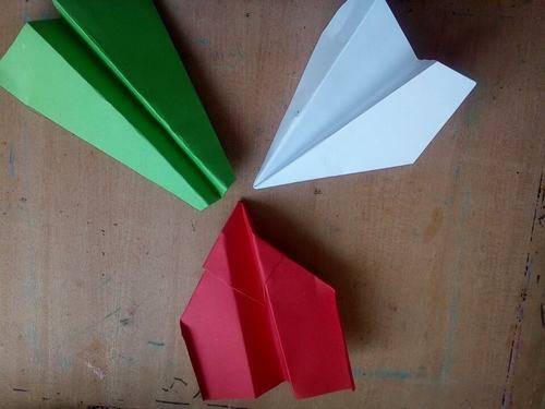 骑塘学校:折纸飞机，比飞行时间长比距离远-桐乡新闻网