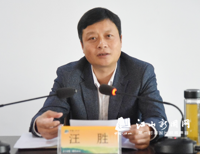 汪胜在挂联村宣讲党的十九大精神