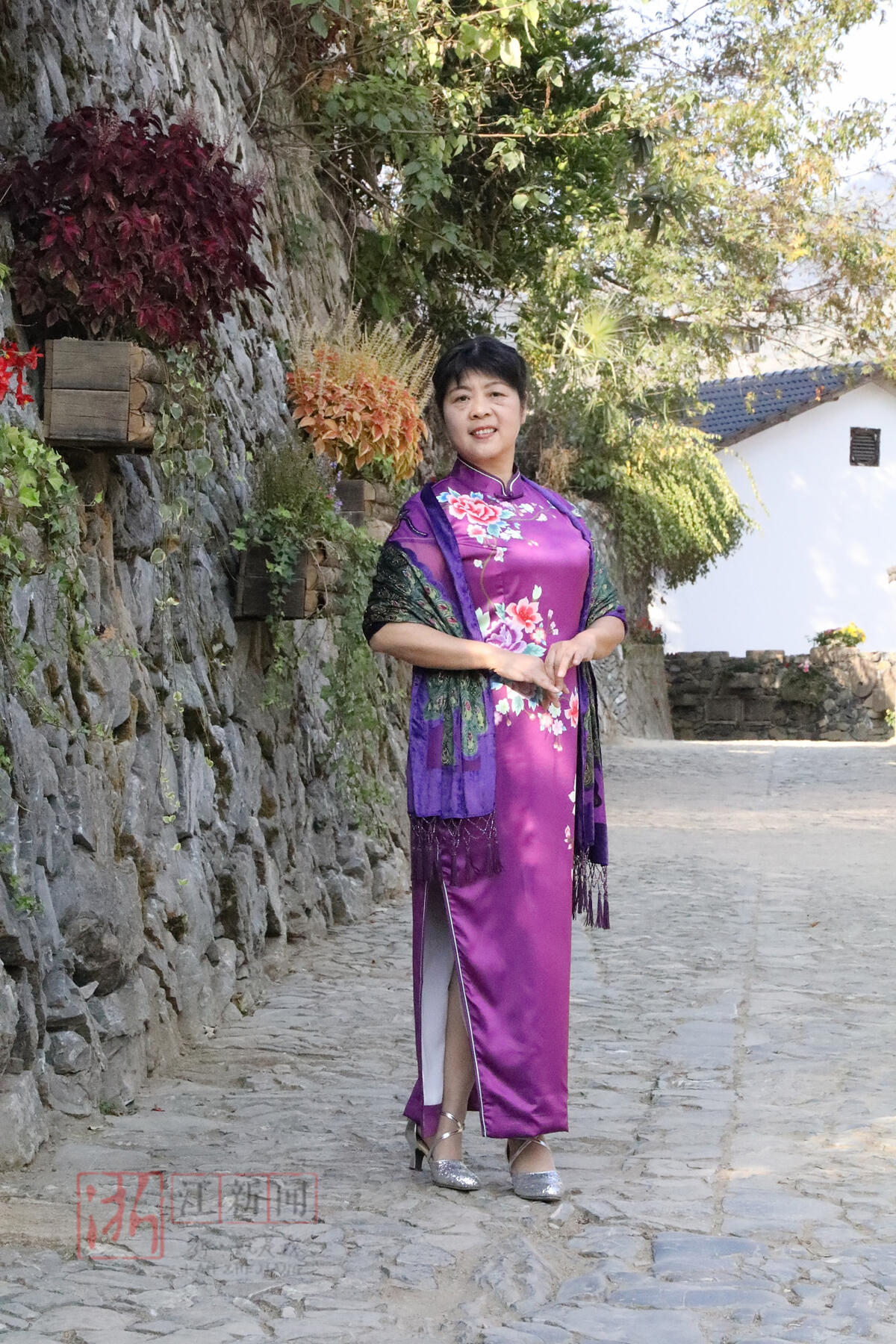 这位57岁的日本主妇真优雅！穿衣简单不复杂，时髦又好显气质_裙装