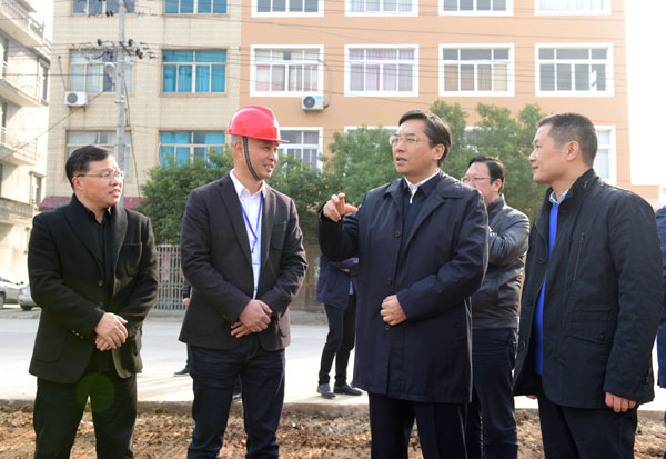 蔡永波在督查小城镇环境综合整治工作时强调: