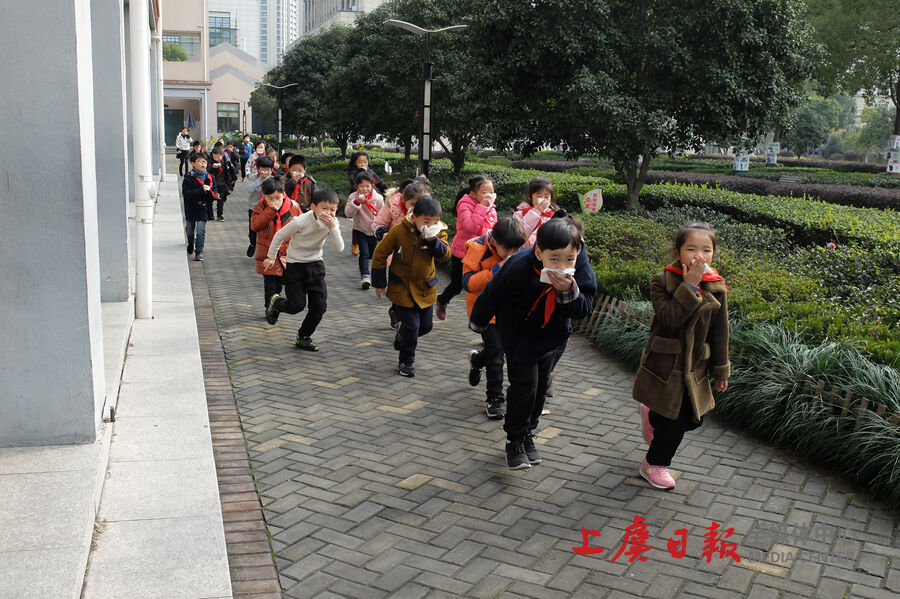 华维文澜小学举行学生消防逃生演练-上虞新闻网