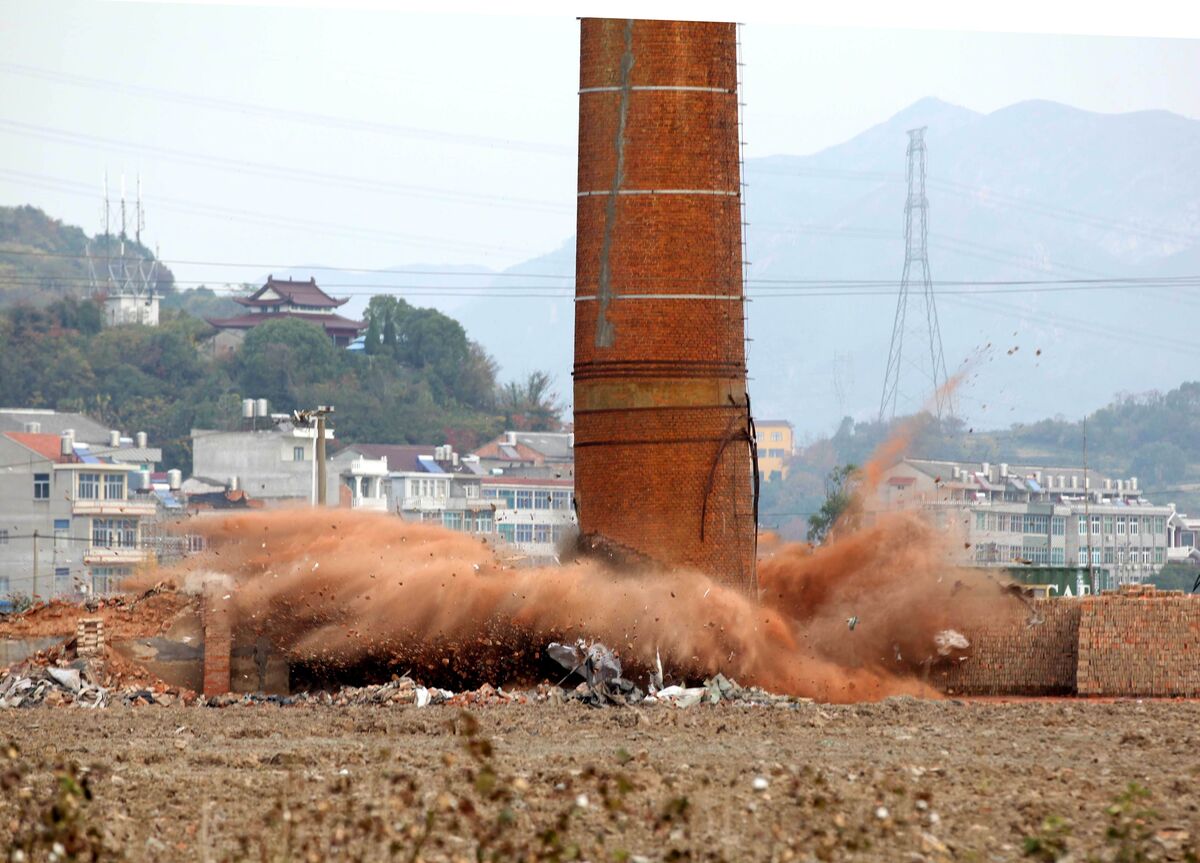 我市最后一支轮窑烟囱昨被爆破拆除 烧结墙材轮窑全面淘汰