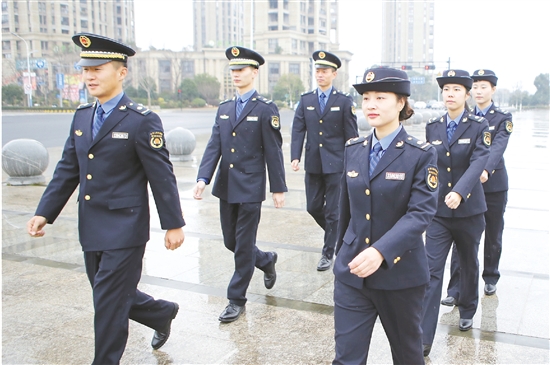 12月28日,区综合行政执法局执法队员展示新式制服.