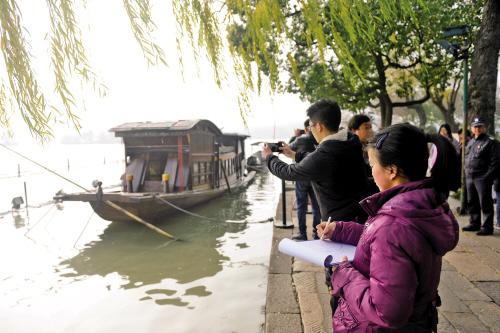 当天,很多市民,游客在新年第一天来南湖瞻仰红船.